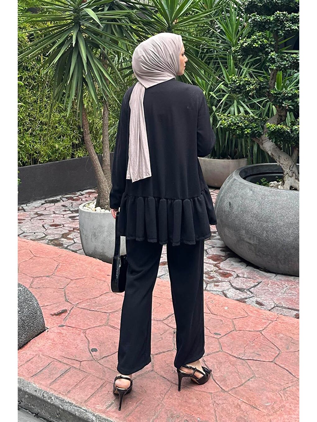 Örme Fitilli Kumaş Eteği Volan Detaylı Tesettür Takım Siyah-3