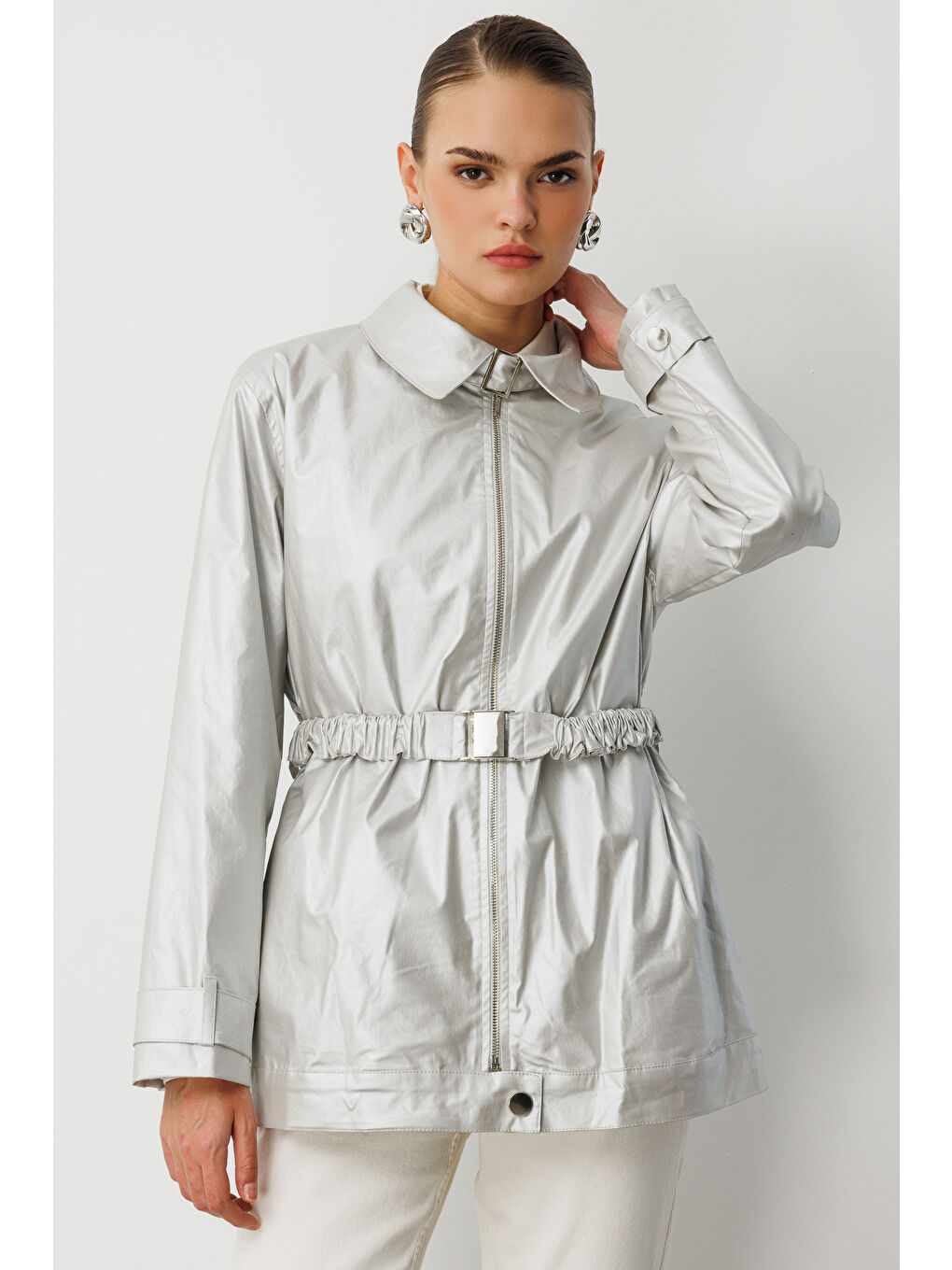 Metalik Gri Parlak Dokulu Kuşaklı Trençkot