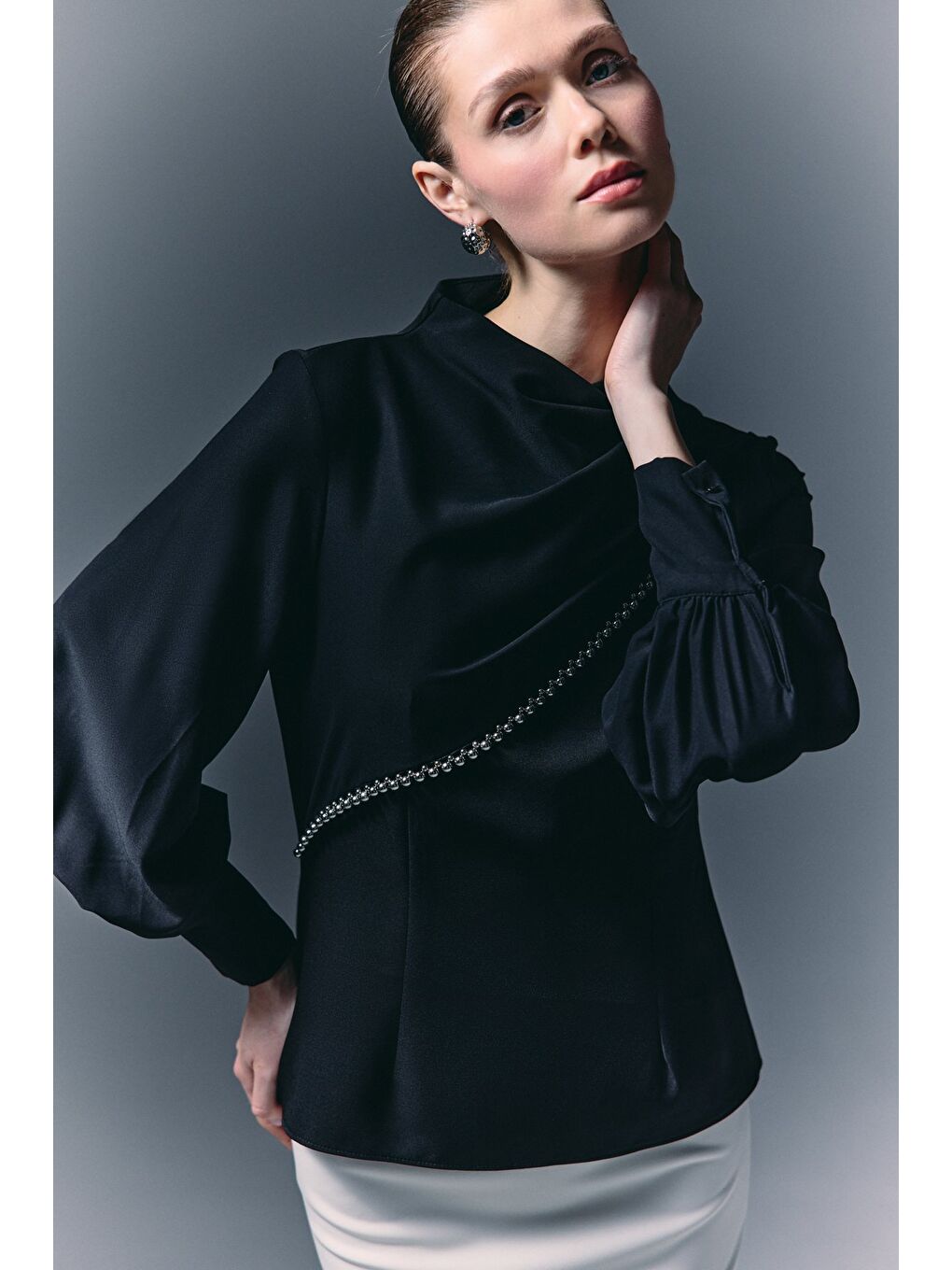 Ön Aksesuarlı Bluz - Siyah-4