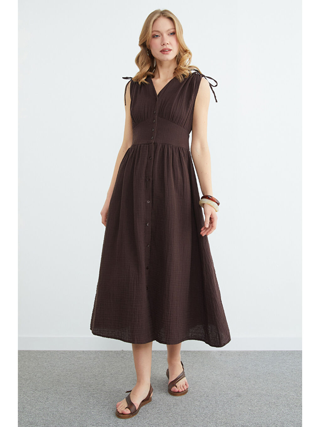 Kahverengi Omuz Bağcıklı Düğmeli Müslin Elbise-2