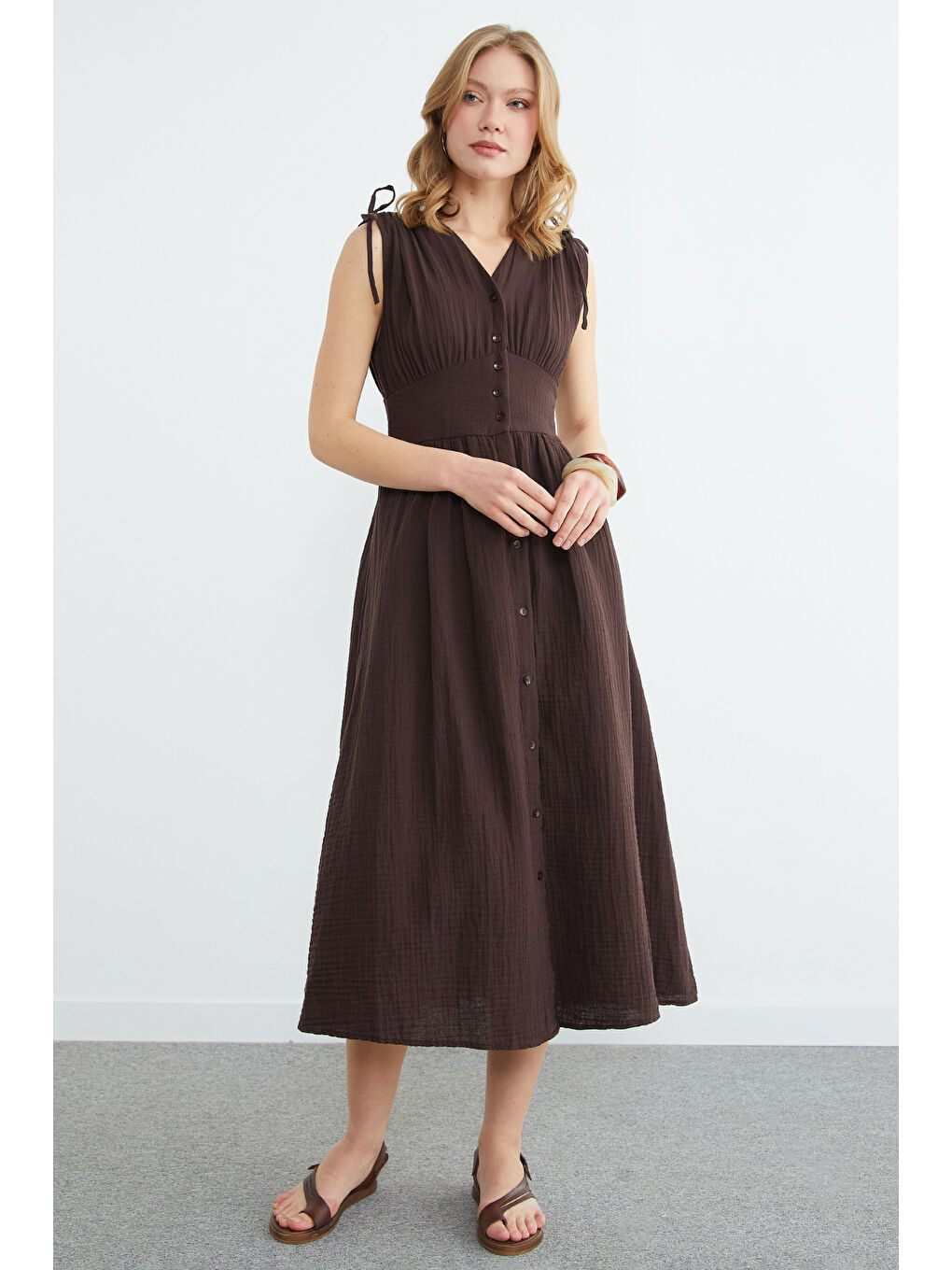 Kahverengi Omuz Bağcıklı Düğmeli Müslin Elbise-3