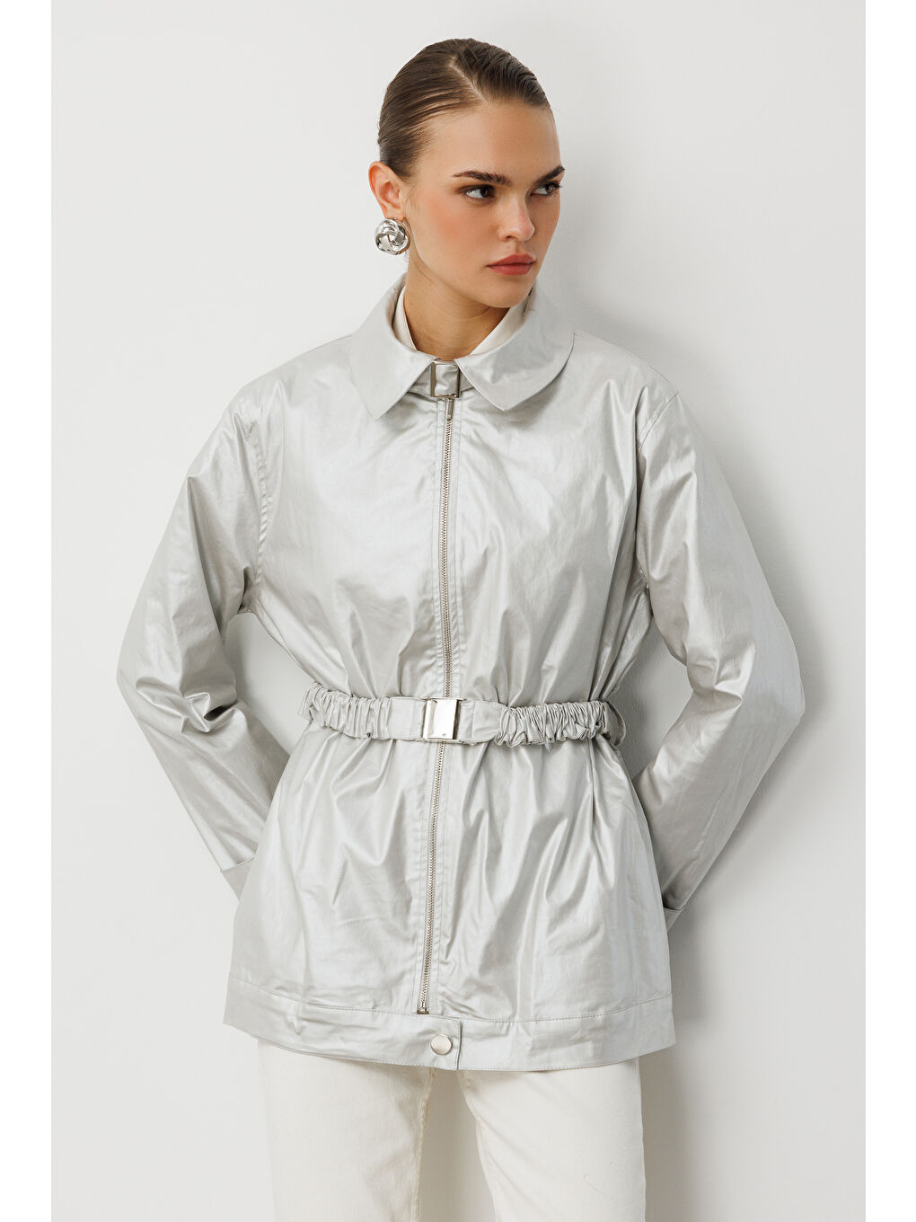 Metalik Gri Parlak Dokulu Kuşaklı Trençkot-1