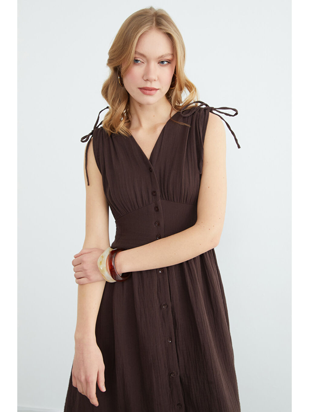 Kahverengi Omuz Bağcıklı Düğmeli Müslin Elbise-4