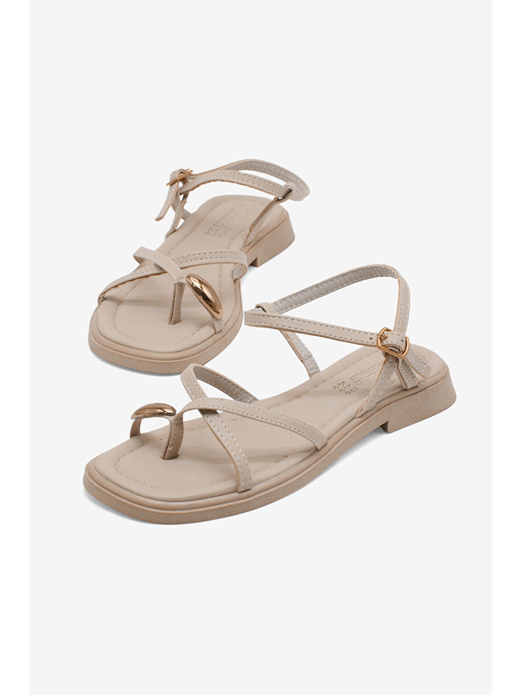 Kadın Bej Rahat Kalıp Yüzük Detaylı Çapraz Sandalet