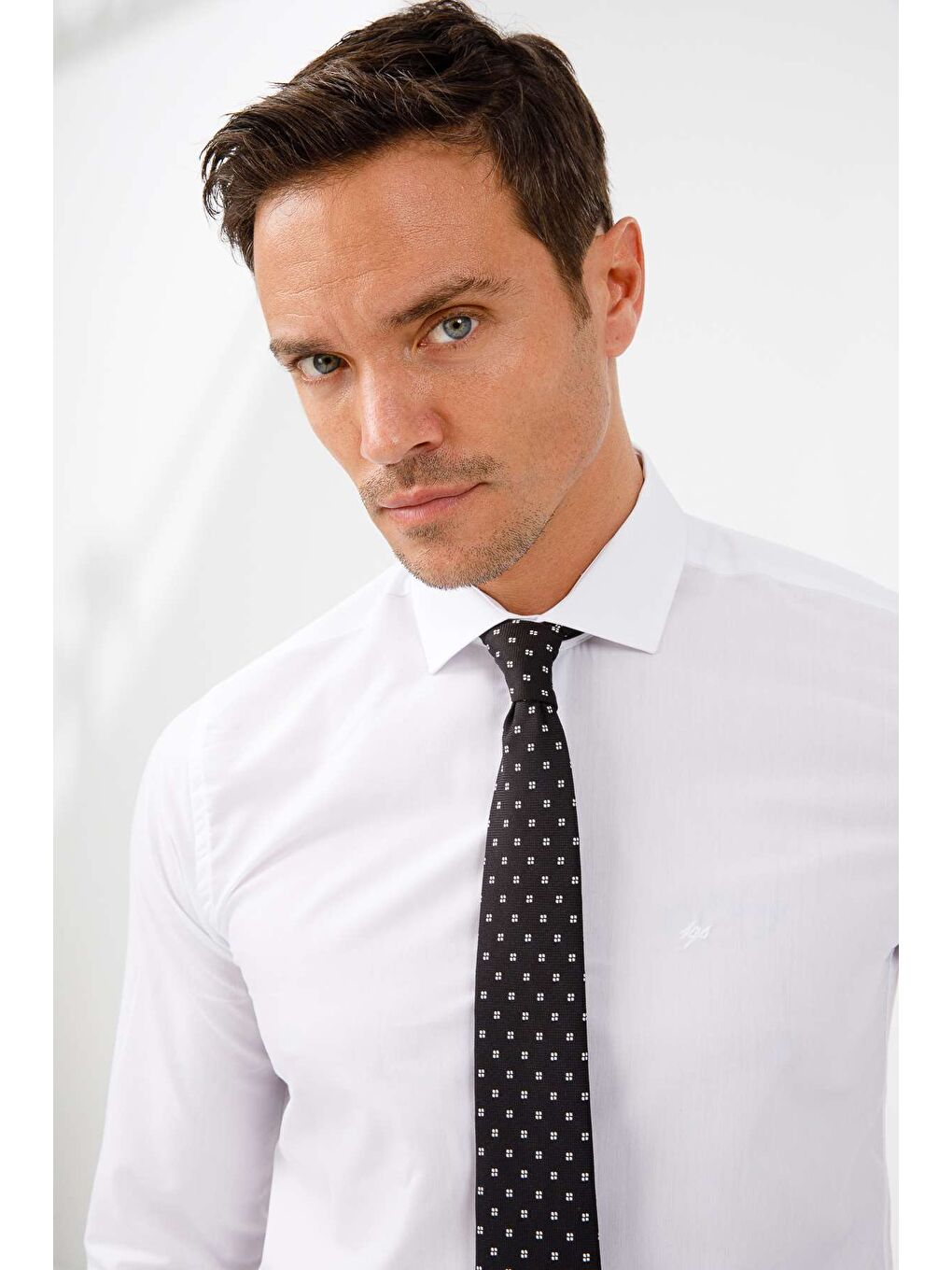 Beyaz Slim Fit Dar Kalıp Klasik Yaka Düz Uzun Kollu Cepsiz Kolay Ütülenir Gömlek-1