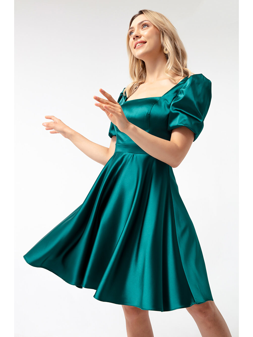 Kadın Zümrüt Yeşili Balon Kol Kloş Kesim Midi Saten Abiye Elbise-1