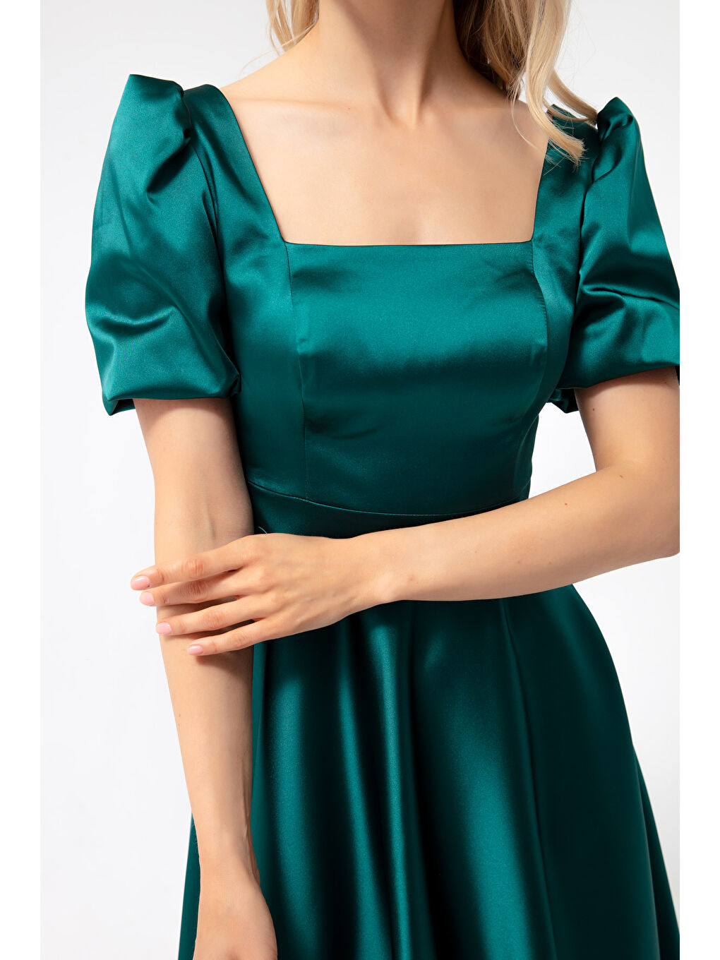 Kadın Zümrüt Yeşili Balon Kol Kloş Kesim Midi Saten Abiye Elbise-3