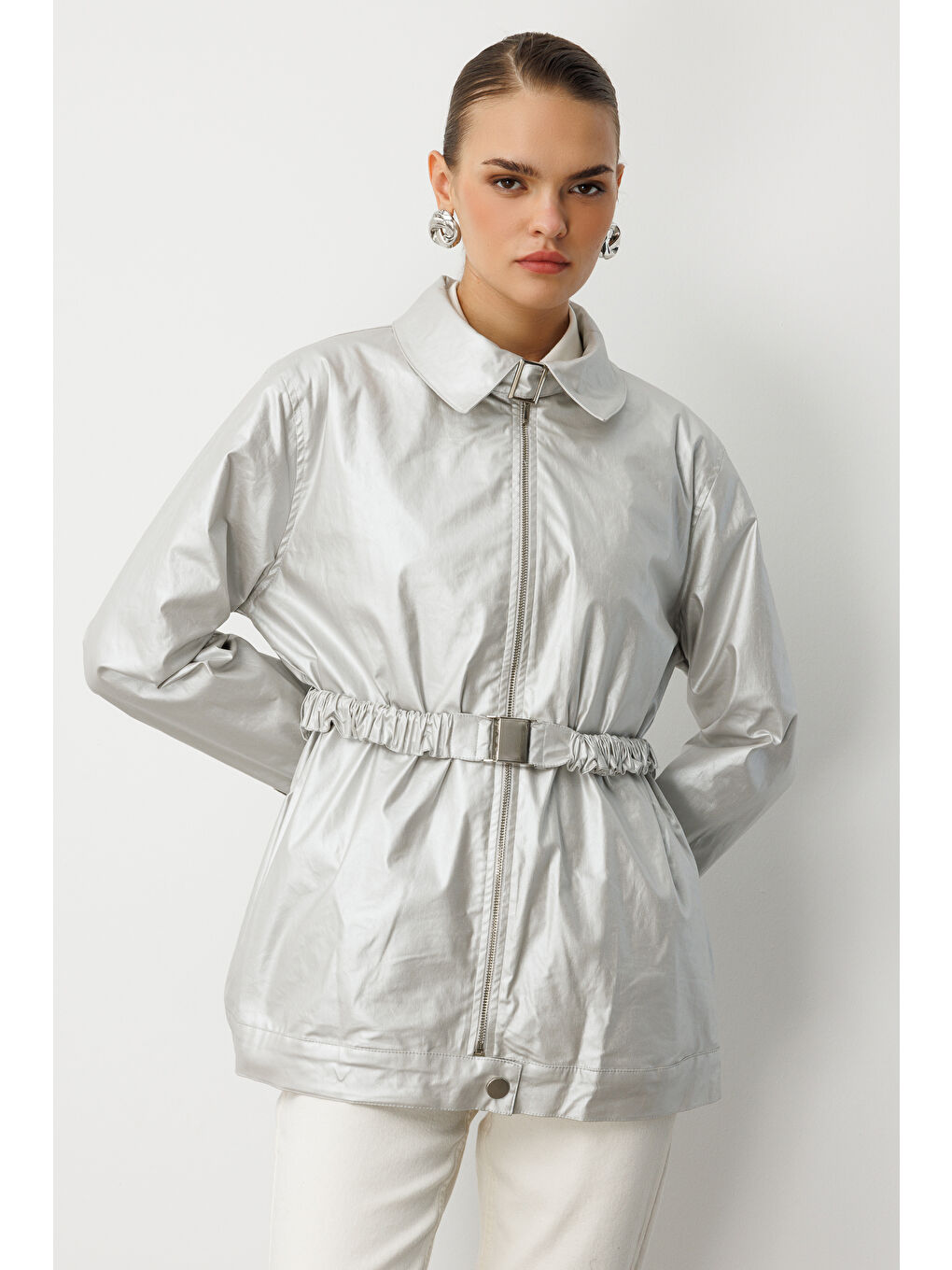 Metalik Gri Parlak Dokulu Kuşaklı Trençkot-2