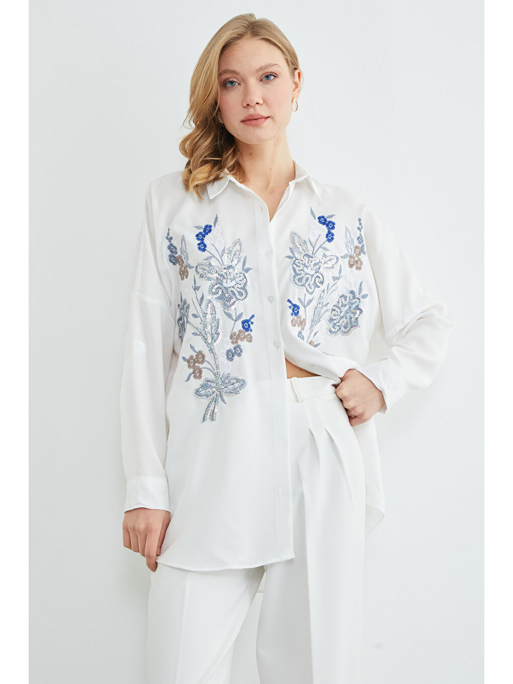 Beyaz Fullamodest Nakışlı Pullu Gömlek-2