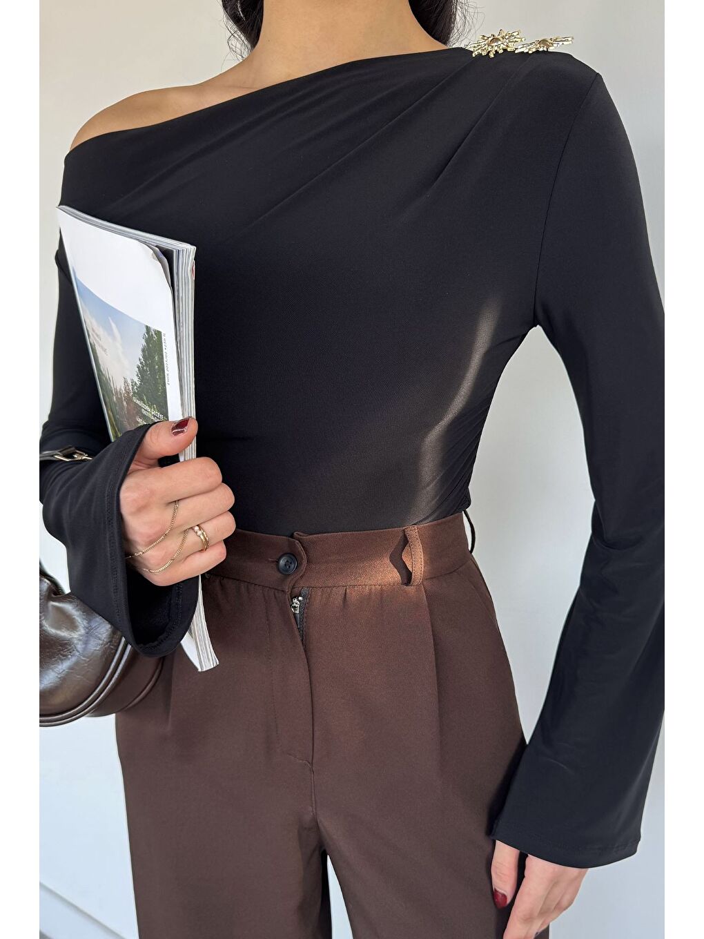 Siyah Kadın Bel Büzgülü Güneş Aksesuarlı Bluz-1