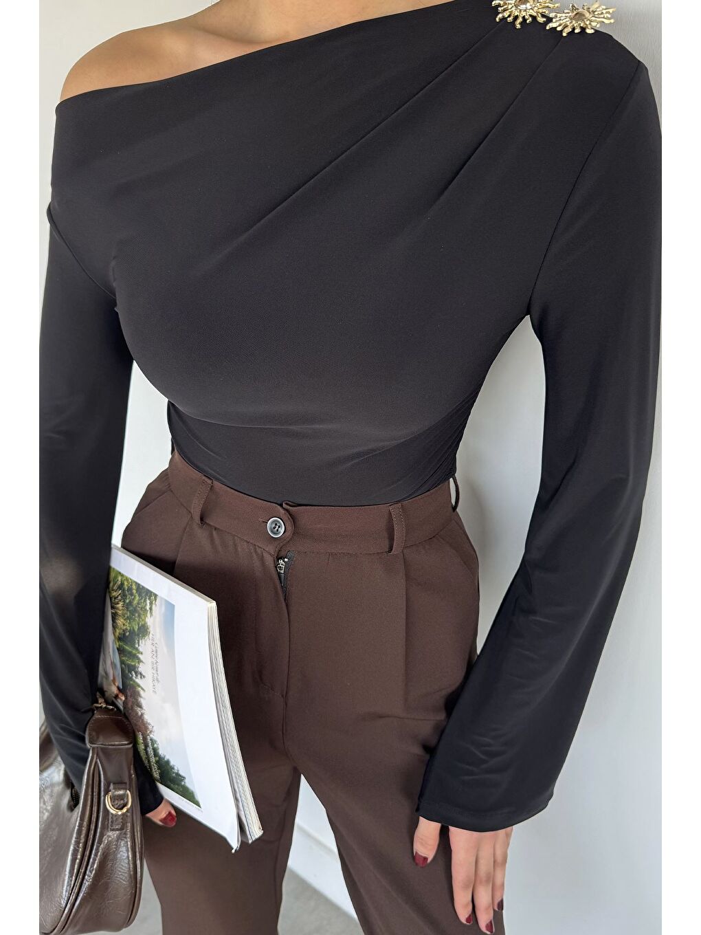 Siyah Kadın Bel Büzgülü Güneş Aksesuarlı Bluz-2