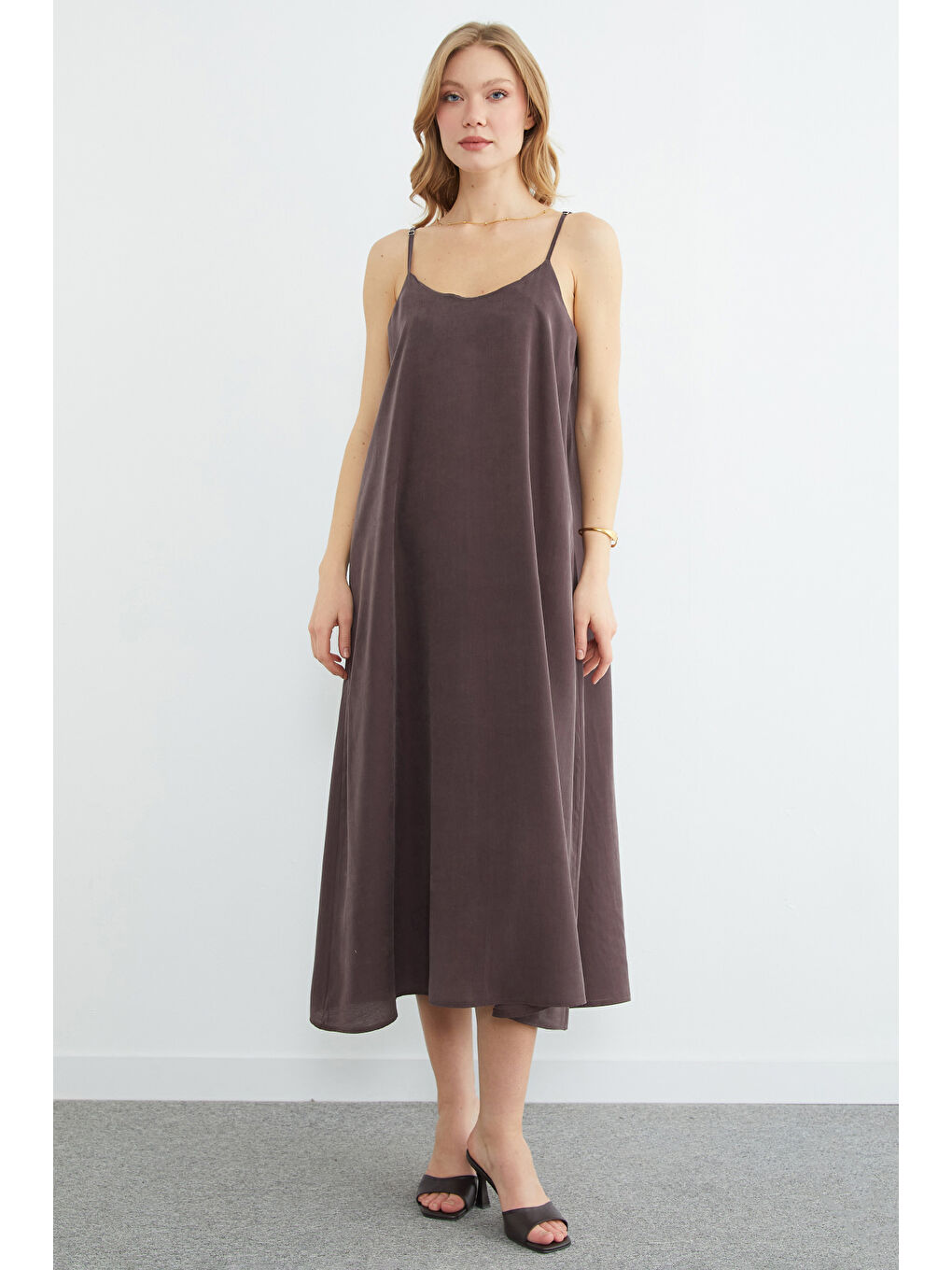 Kahverengi Basic İp Askılı Maxi Boy Elbise-1