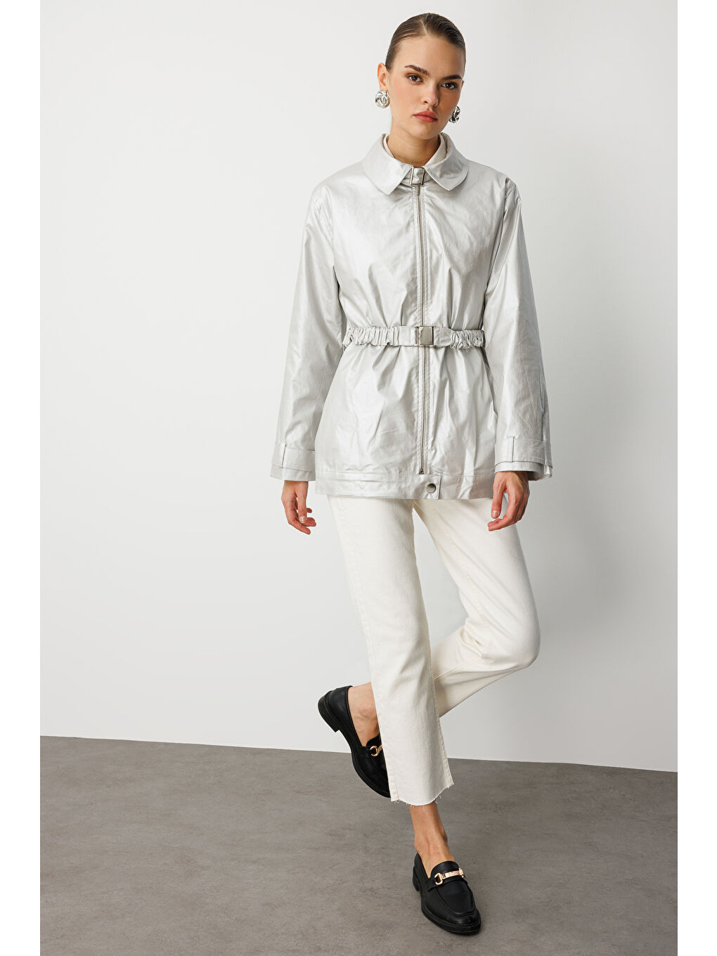 Metalik Gri Parlak Dokulu Kuşaklı Trençkot-3