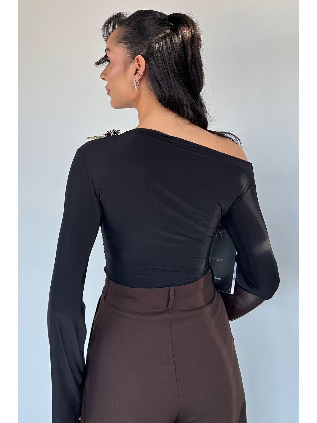 Siyah Kadın Bel Büzgülü Güneş Aksesuarlı Bluz-3