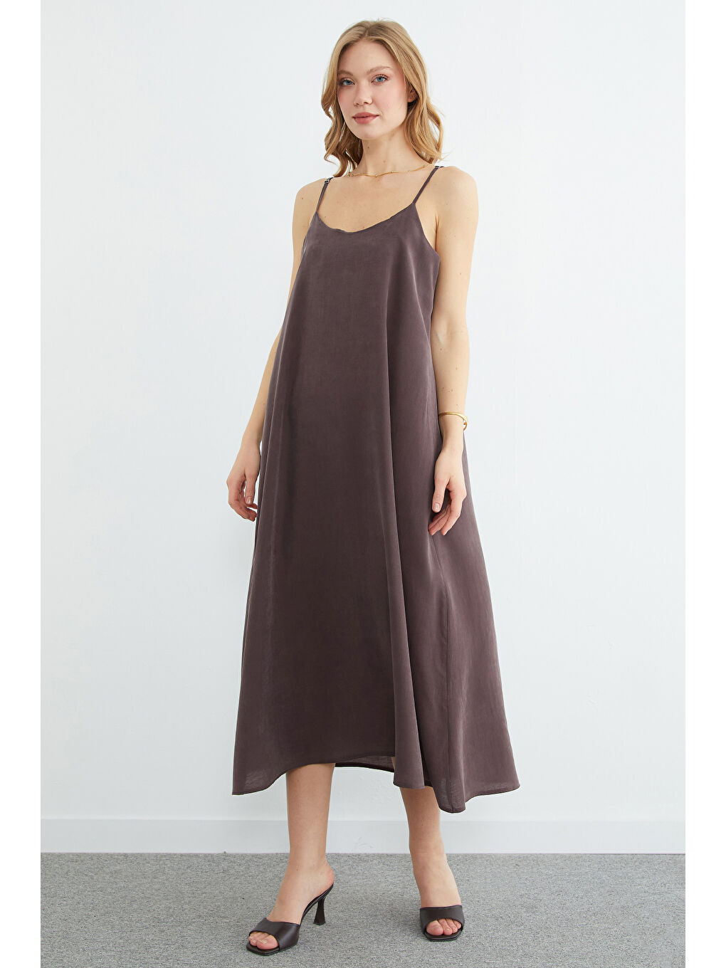 Kahverengi Basic İp Askılı Maxi Boy Elbise-2