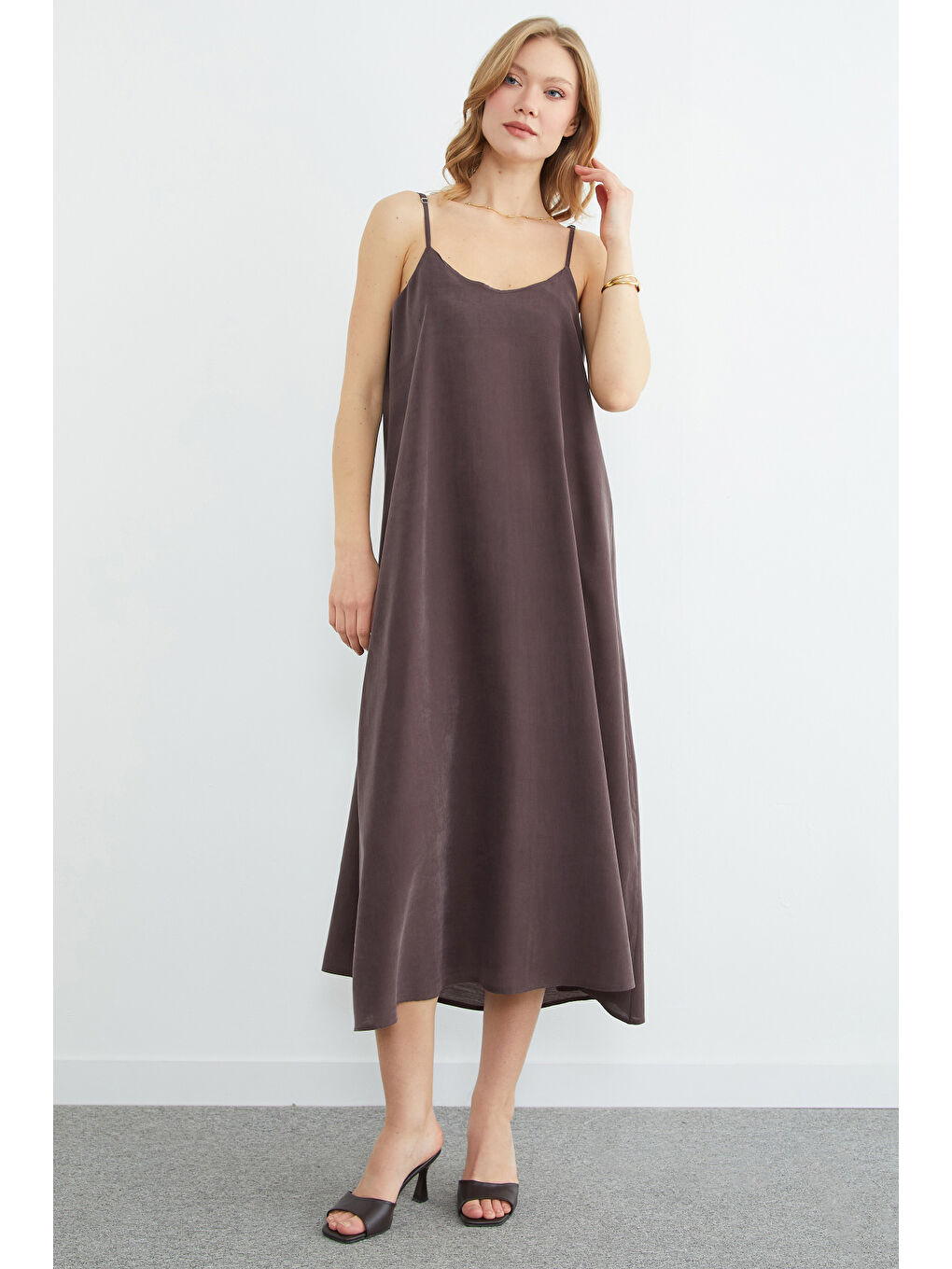 Kahverengi Basic İp Askılı Maxi Boy Elbise-3
