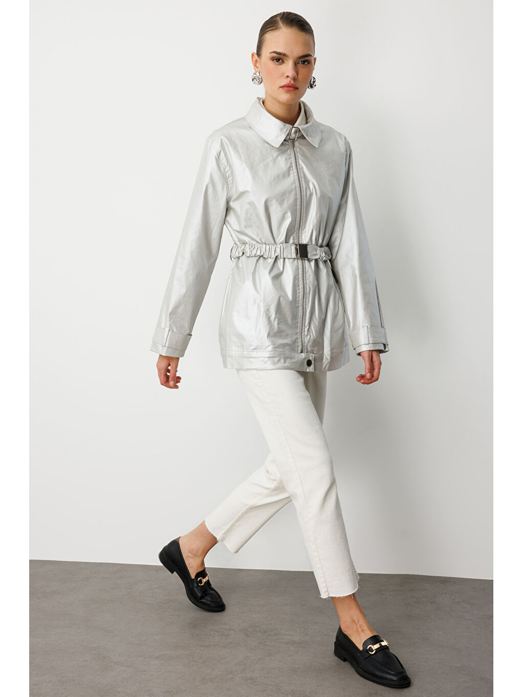 Metalik Gri Parlak Dokulu Kuşaklı Trençkot-4