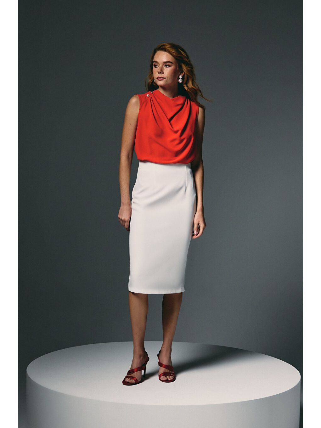 İnci Broşlu Degaje Bluz - Kırmızı-1