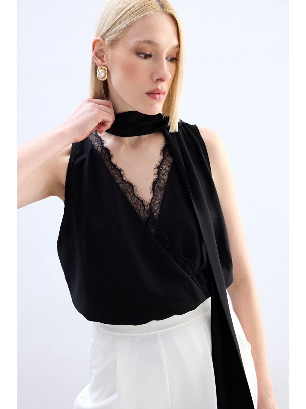 Dantel Detaylı Bodysuit Bluz - Siyah-4