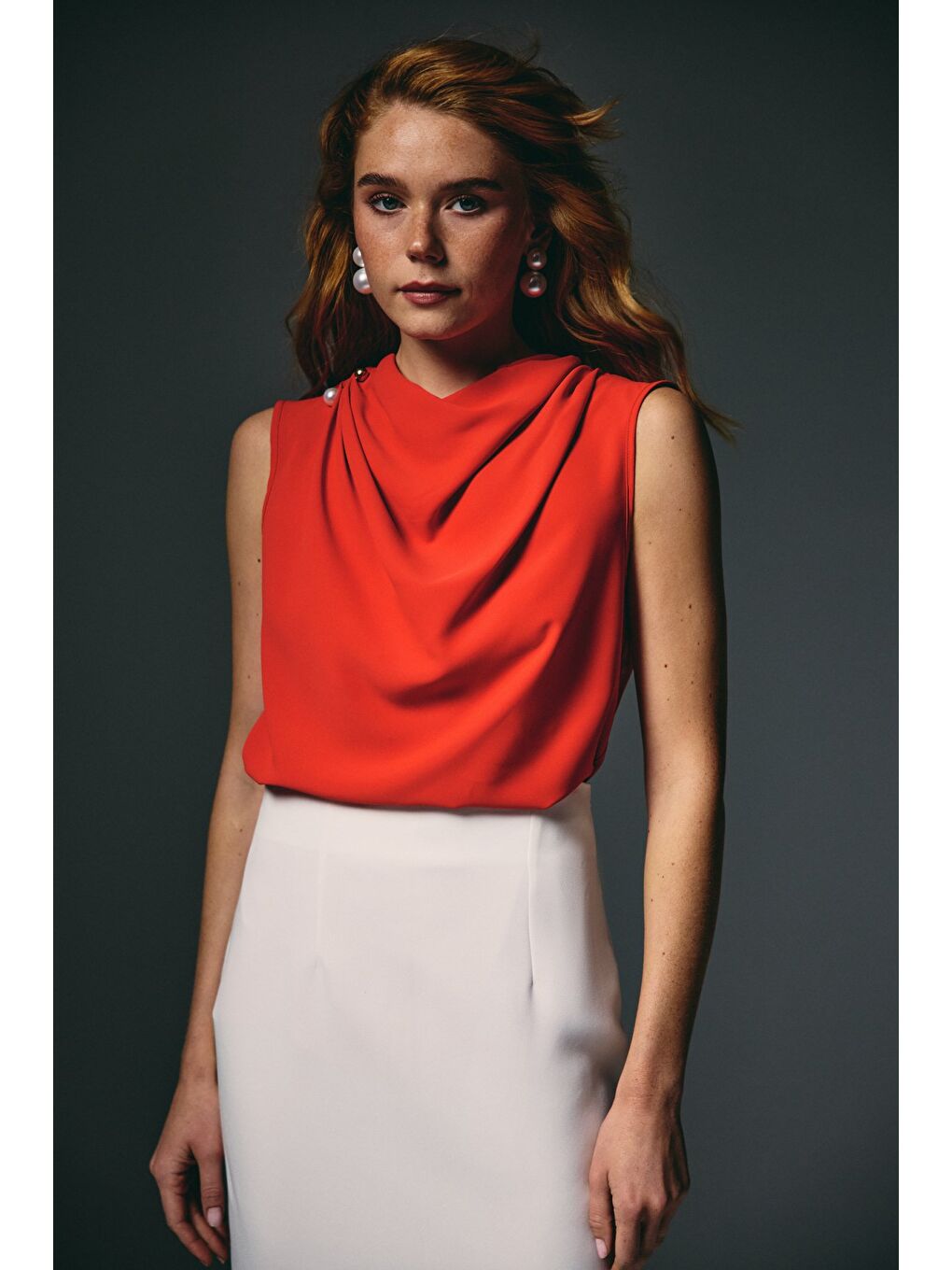 İnci Broşlu Degaje Bluz - Kırmızı-2