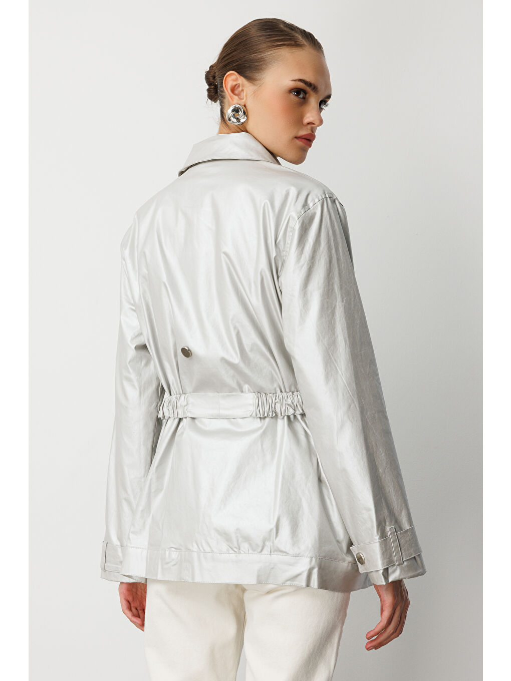 Metalik Gri Parlak Dokulu Kuşaklı Trençkot-5