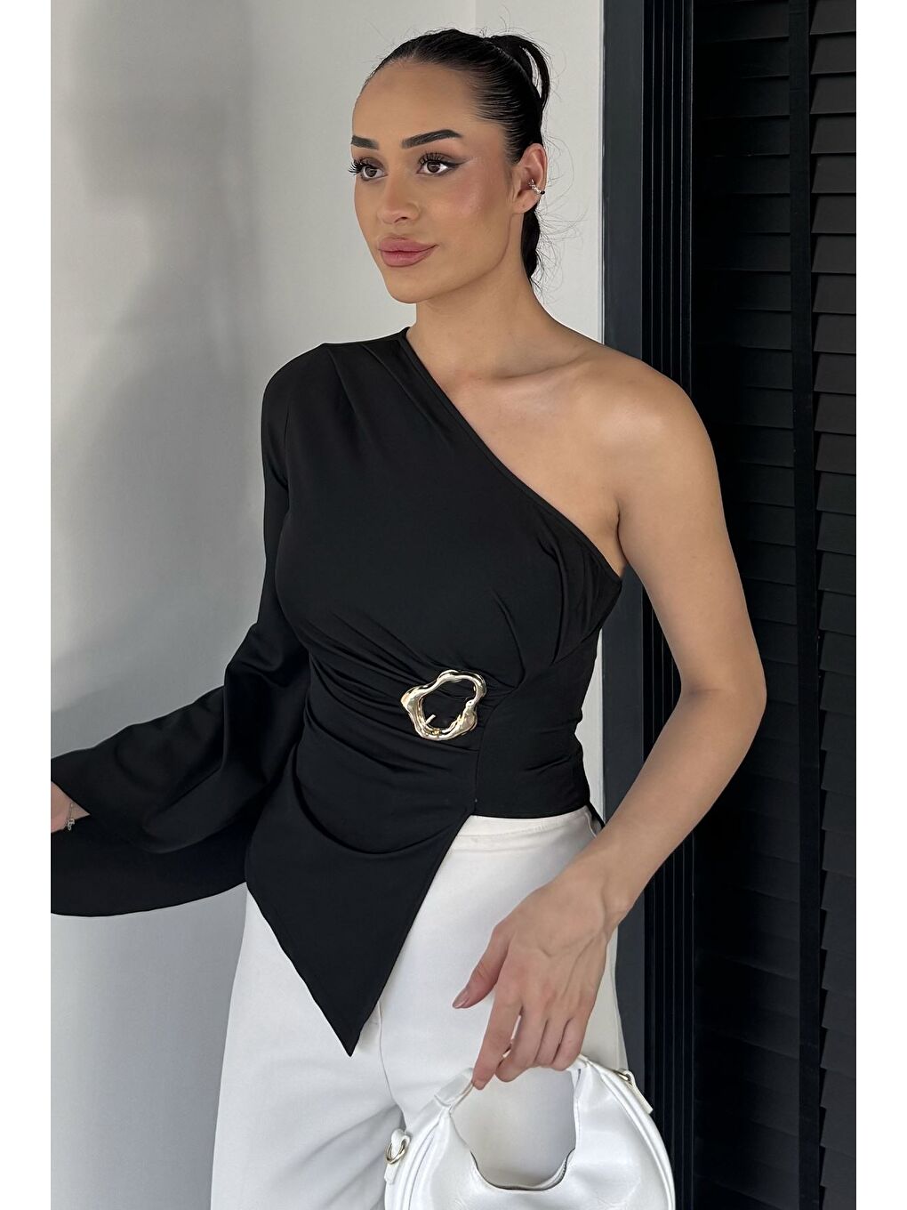 Siyah Kadın Drapeli Gold Toka Detaylı Tek Omuz Bluz