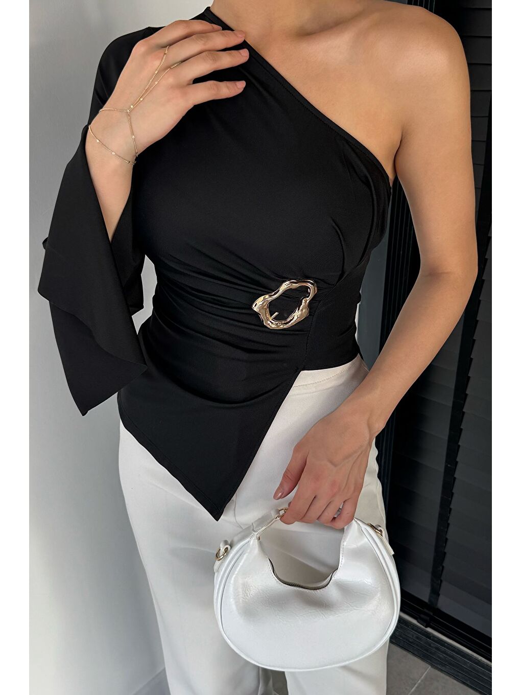 Siyah Kadın Drapeli Gold Toka Detaylı Tek Omuz Bluz-2