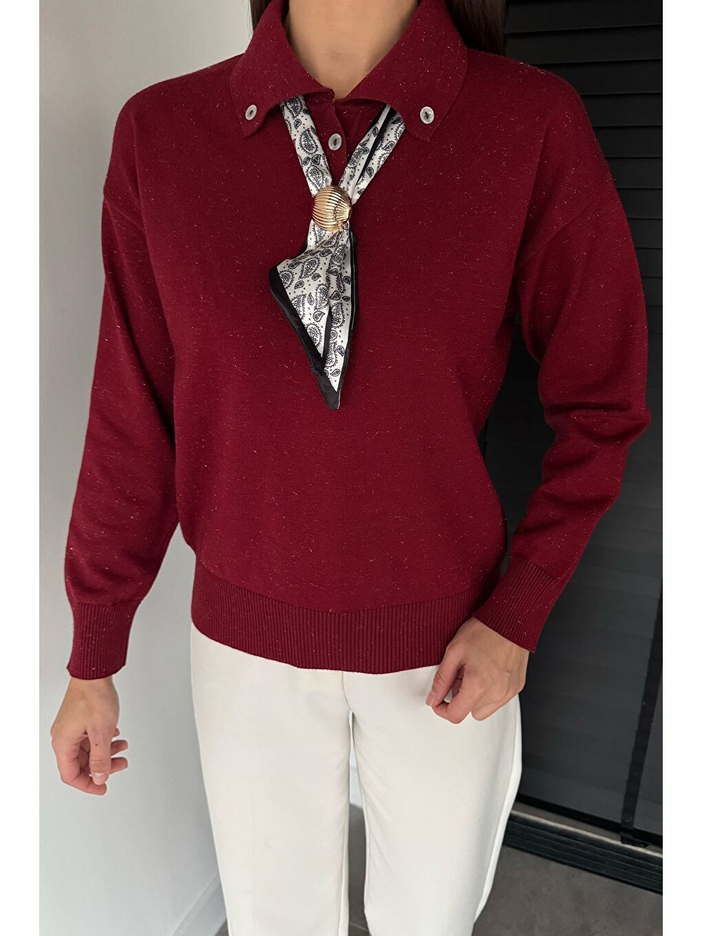 Bordo Kadın Polo Yaka Fularlı Ve Broşlu Triko Bluz-3