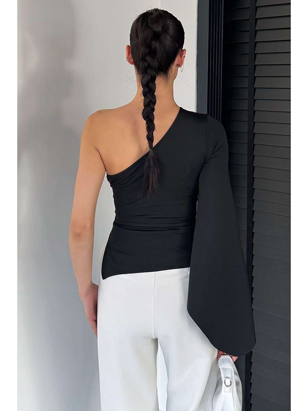 Siyah Kadın Drapeli Gold Toka Detaylı Tek Omuz Bluz-3