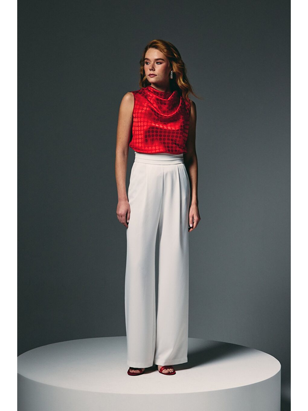 Puantiye Desenli Kolsuz Bluz - Kırmızı-1