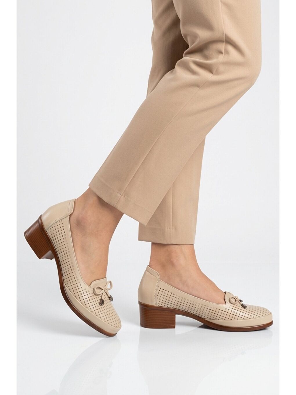 Bej Hakiki Deri Kadın Topuklu Klasik Ayakkabı 70-1 Z