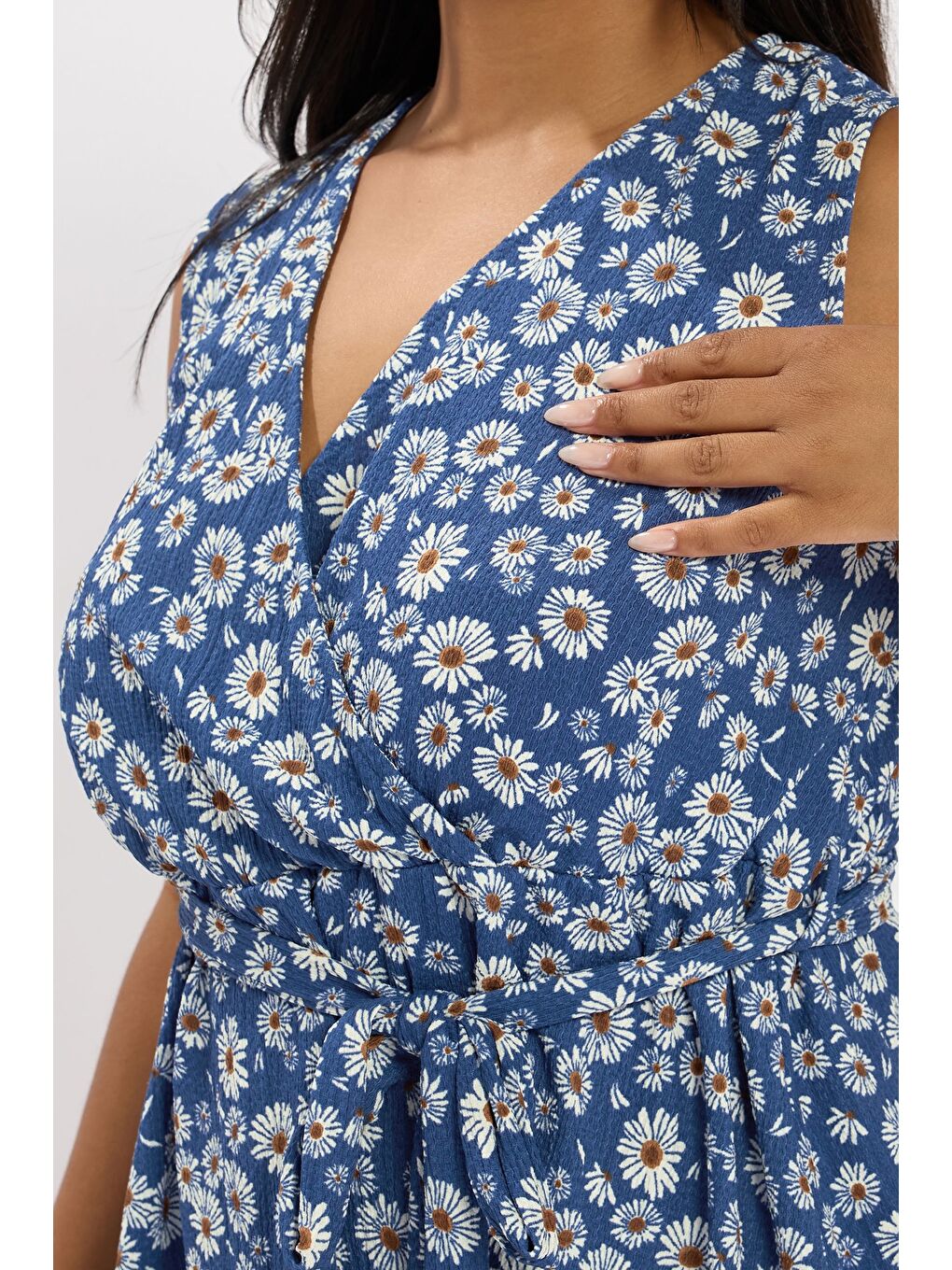 Mavi Büyük Beden V Yaka Sıfır Kol Çiçek Desenli Kuşaklı Anvelop Bluz 322681-3