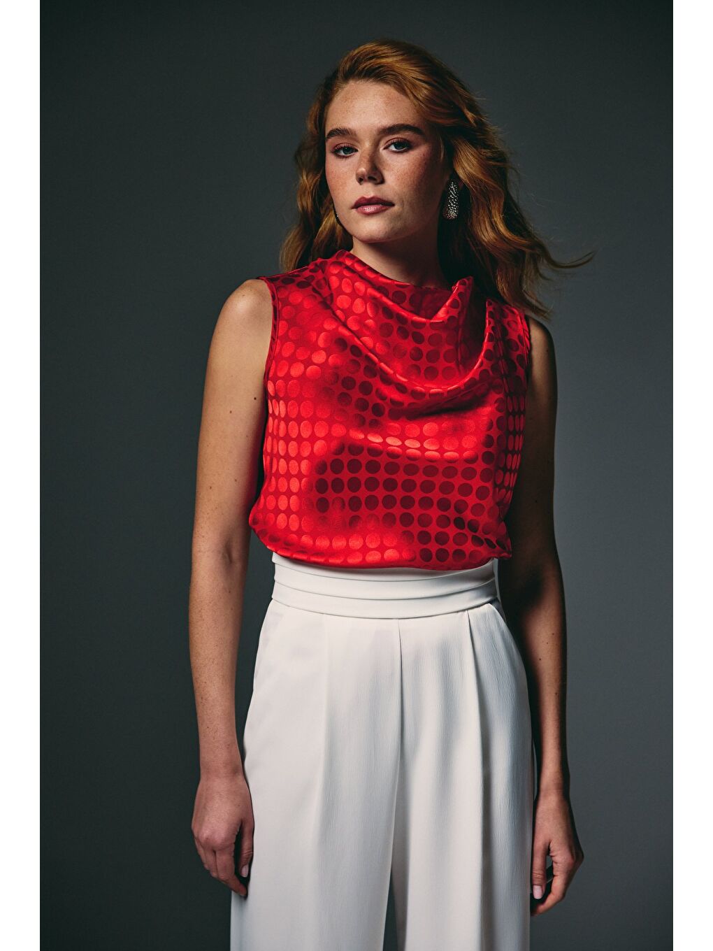 Puantiye Desenli Kolsuz Bluz - Kırmızı-2