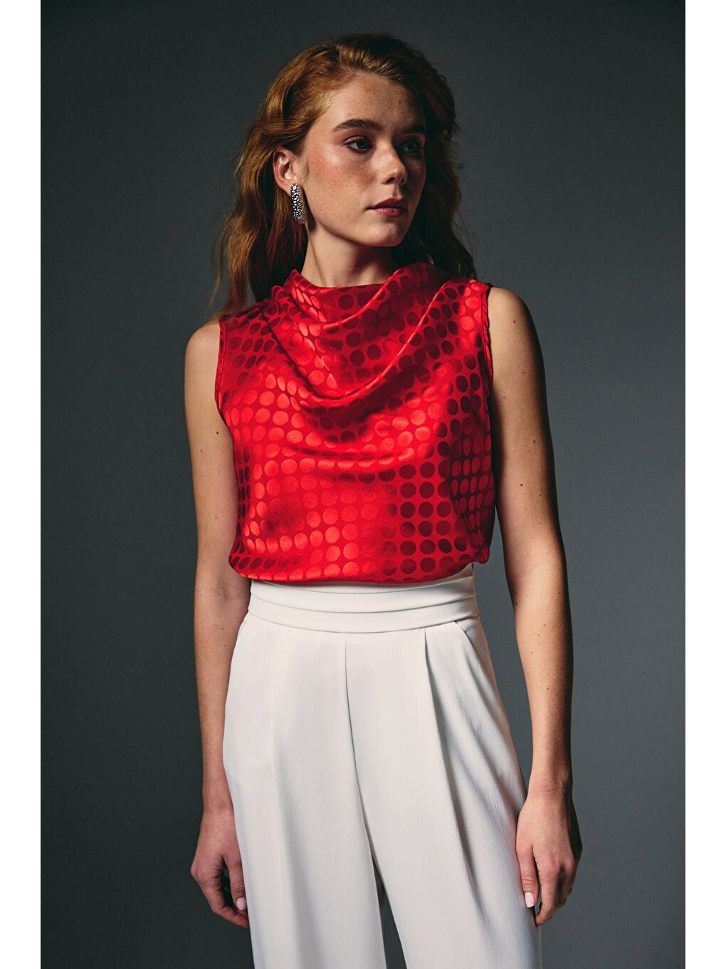 Puantiye Desenli Kolsuz Bluz - Kırmızı-3