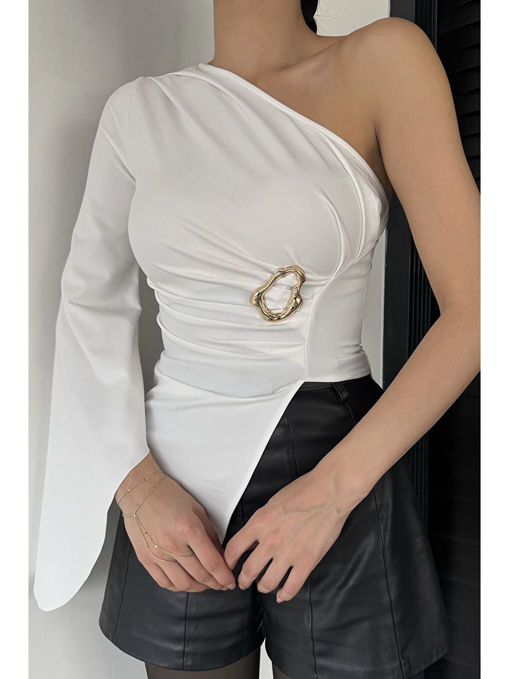 Ekru Kadın Drapeli Gold Toka Detaylı Tek Omuz Bluz-1