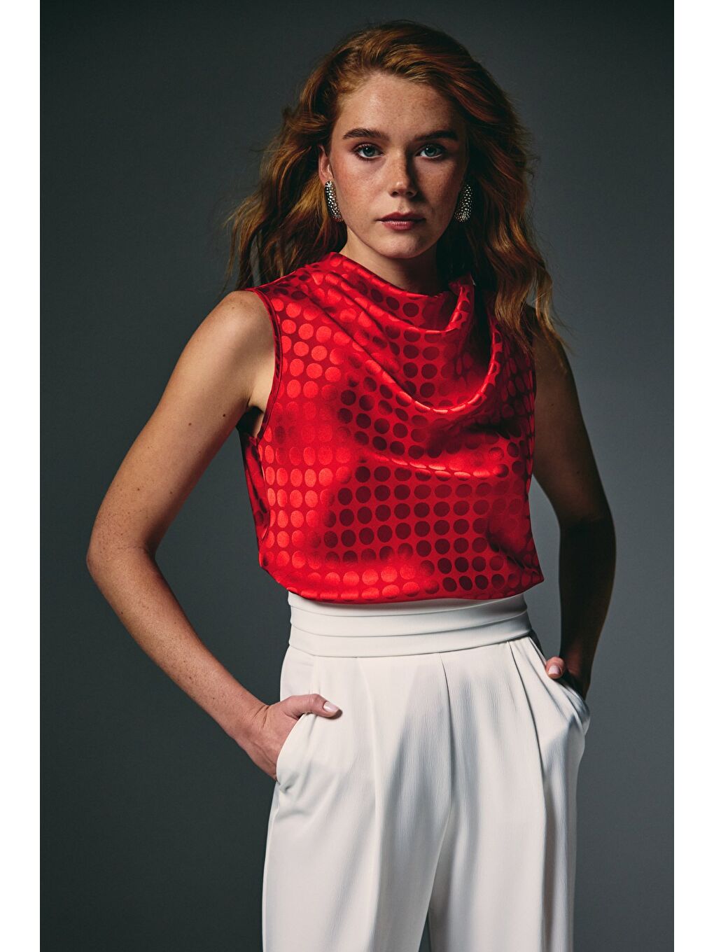 Puantiye Desenli Kolsuz Bluz - Kırmızı-4