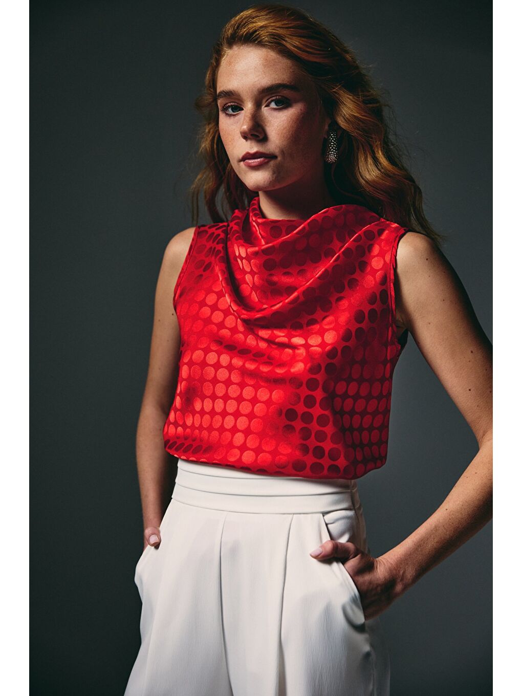 Puantiye Desenli Kolsuz Bluz - Kırmızı-5