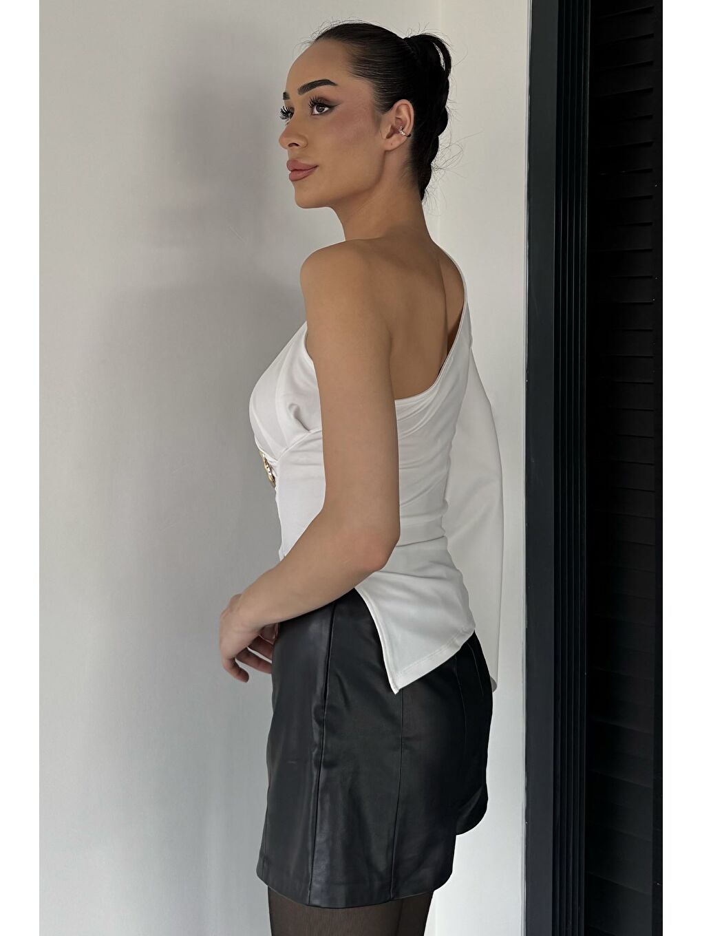 Ekru Kadın Drapeli Gold Toka Detaylı Tek Omuz Bluz-3