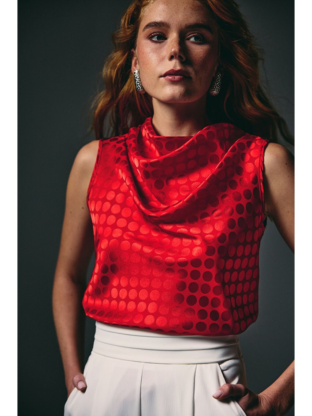 Puantiye Desenli Kolsuz Bluz - Kırmızı-6