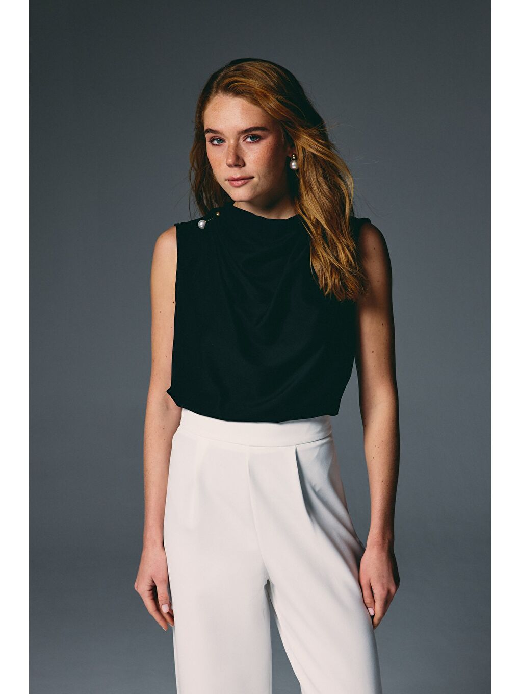 İnci Broşlu Degaje Bluz - Siyah-1