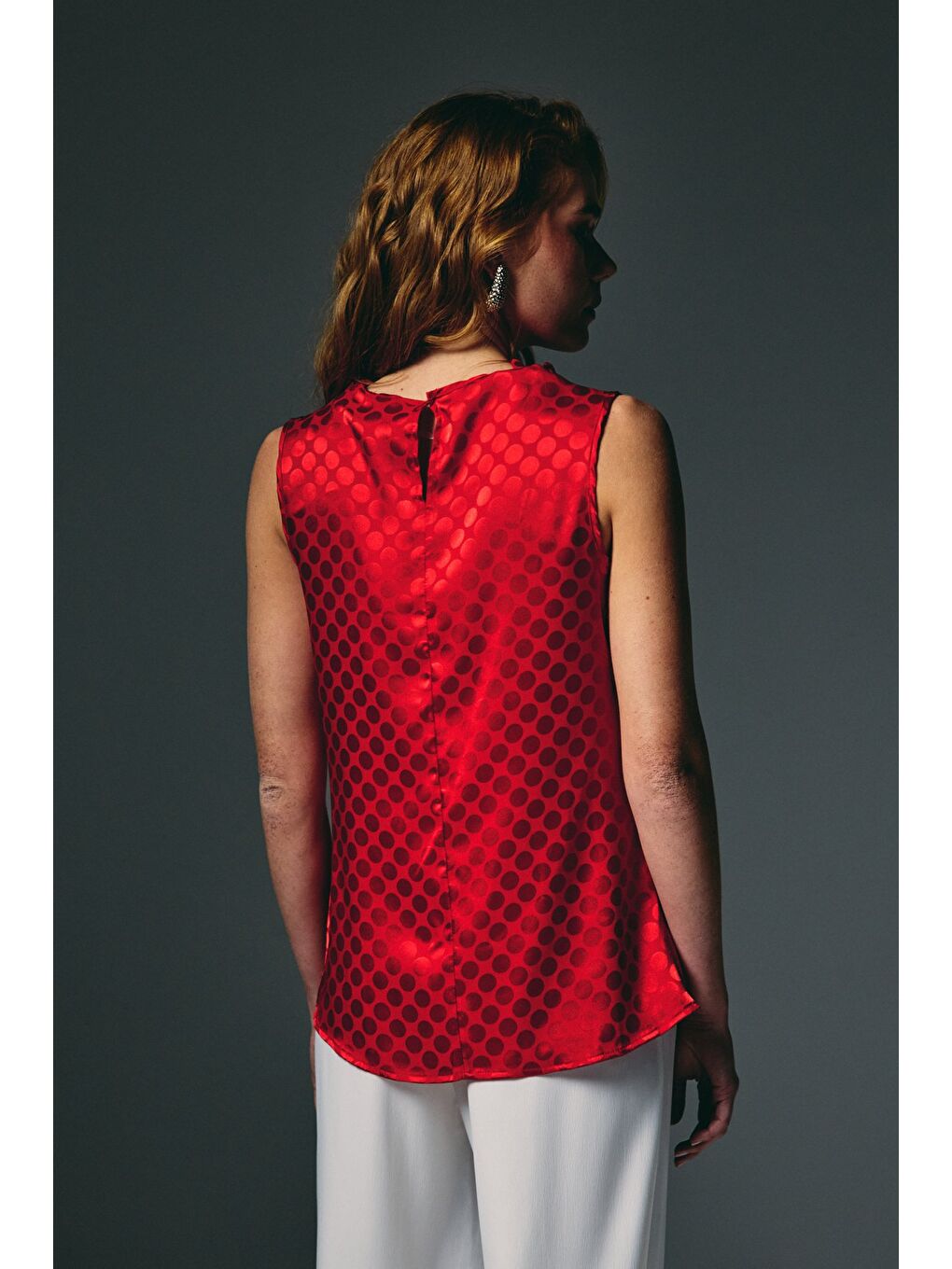 Puantiye Desenli Kolsuz Bluz - Kırmızı-7