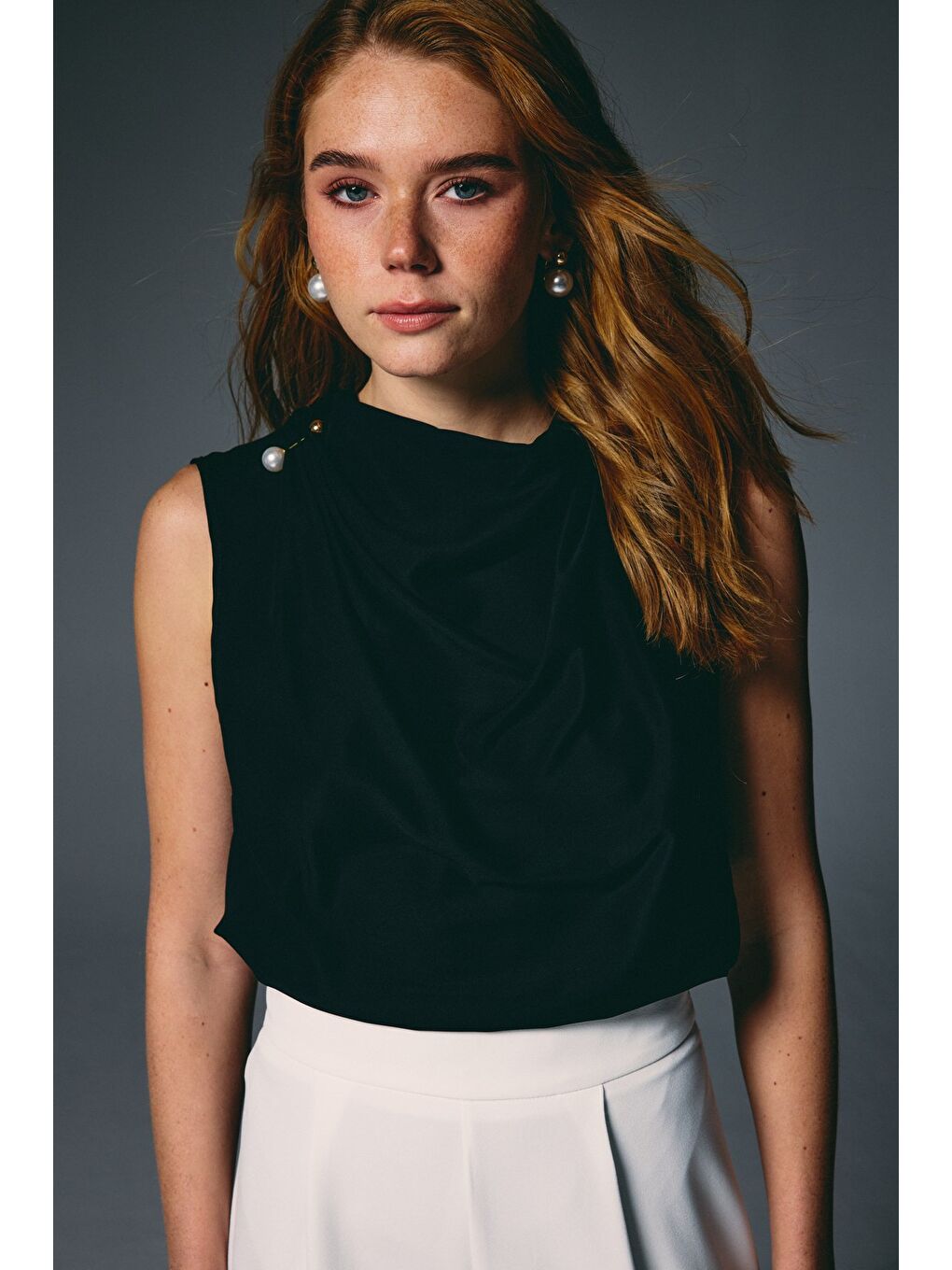 İnci Broşlu Degaje Bluz - Siyah-2