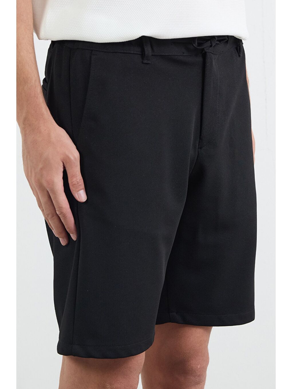 Siyah Beli Bağlamalı Cepli Şort-4