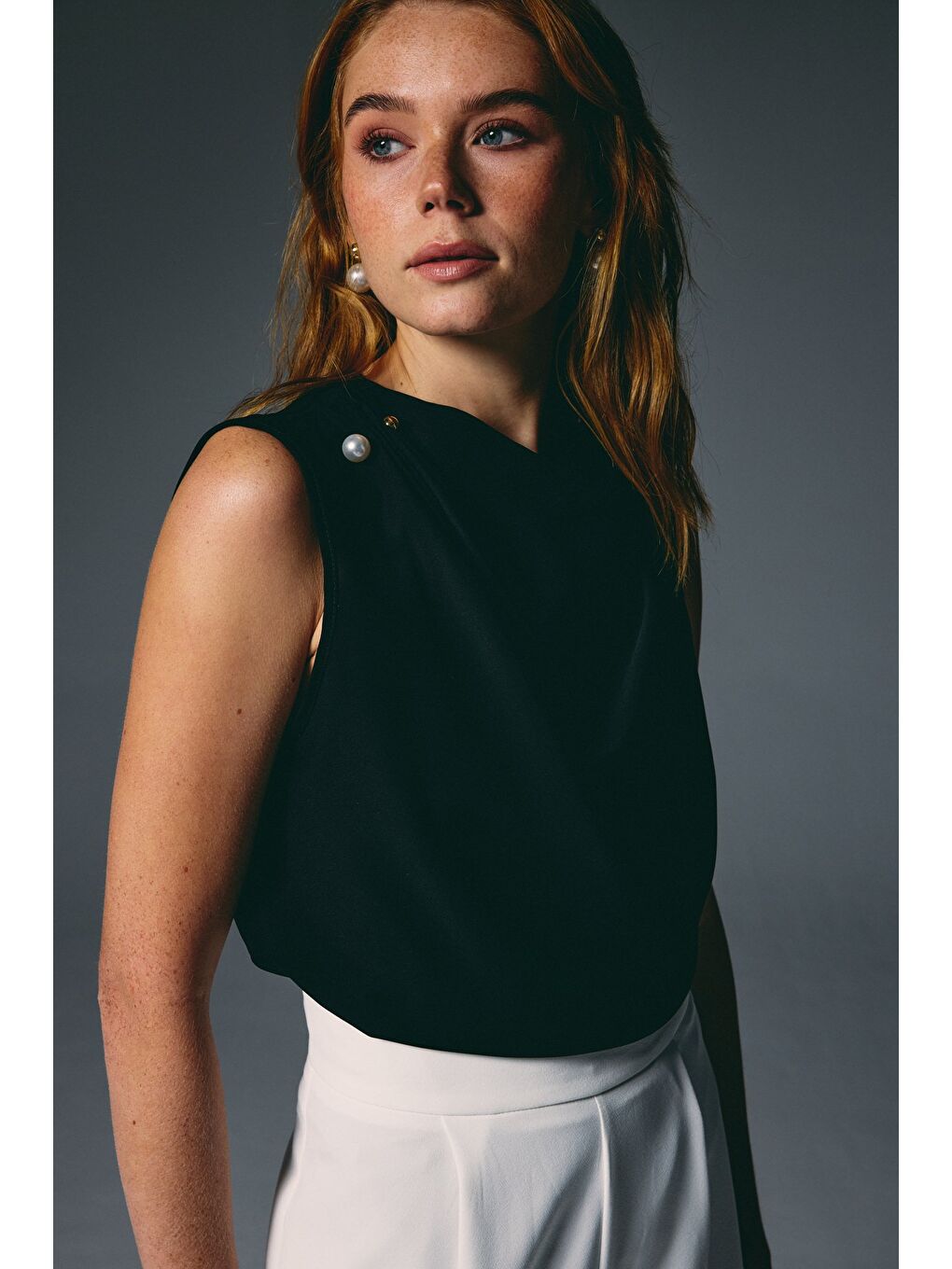 İnci Broşlu Degaje Bluz - Siyah-3