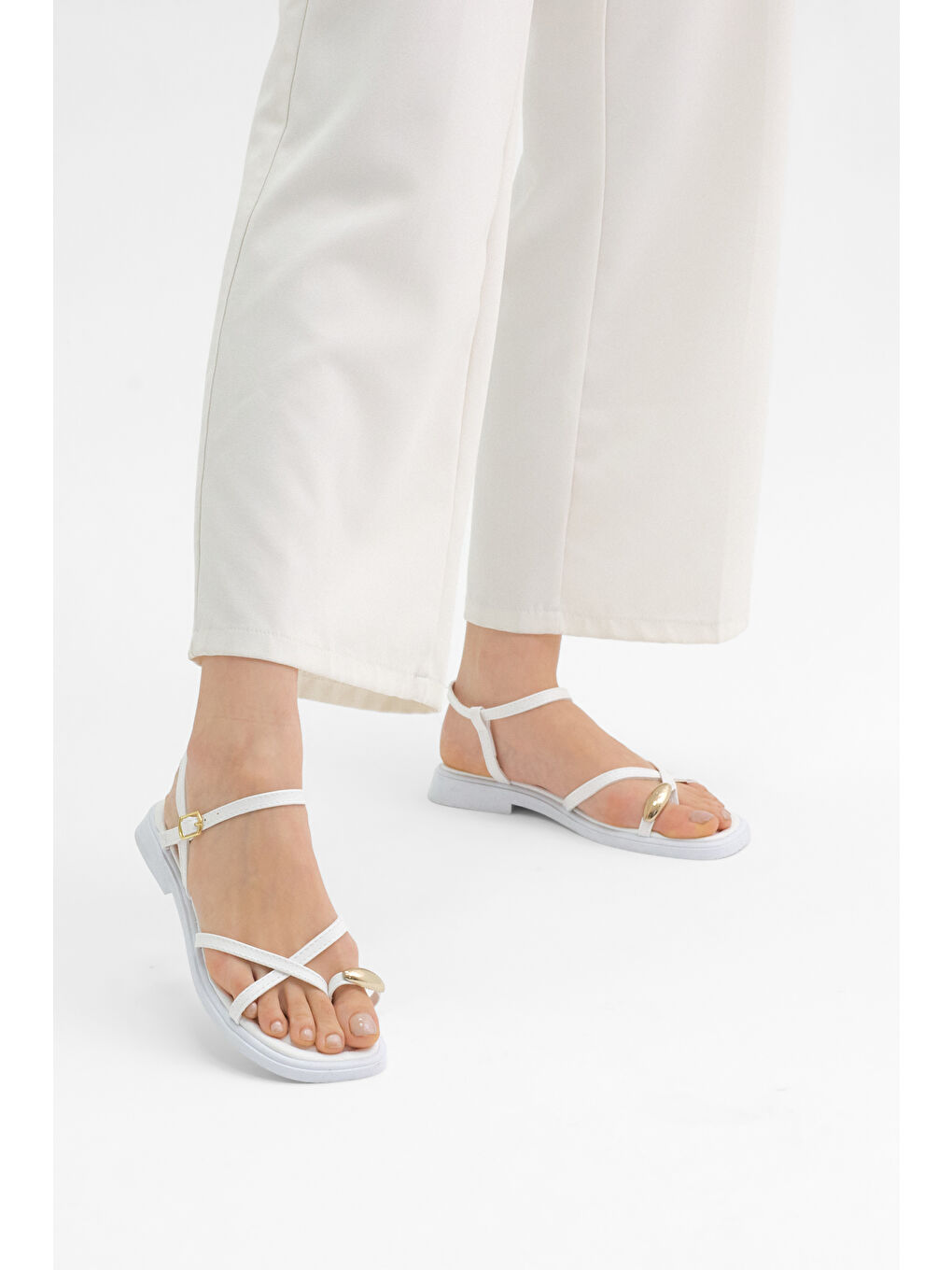 Kadın Beyaz Rahat Kalıp Yüzük Detaylı Çapraz Sandalet-4