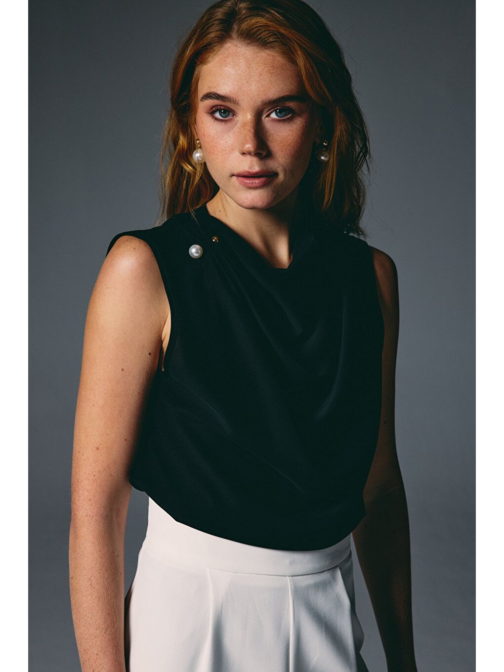 İnci Broşlu Degaje Bluz - Siyah-4