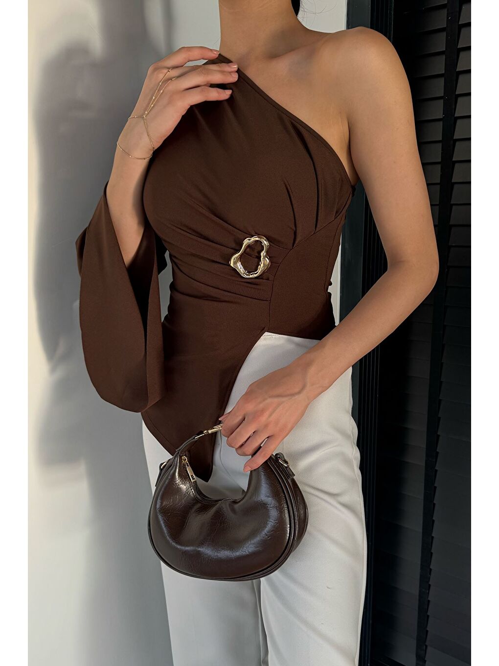 Kahverengi Kadın Drapeli Gold Toka Detaylı Tek Omuz Bluz