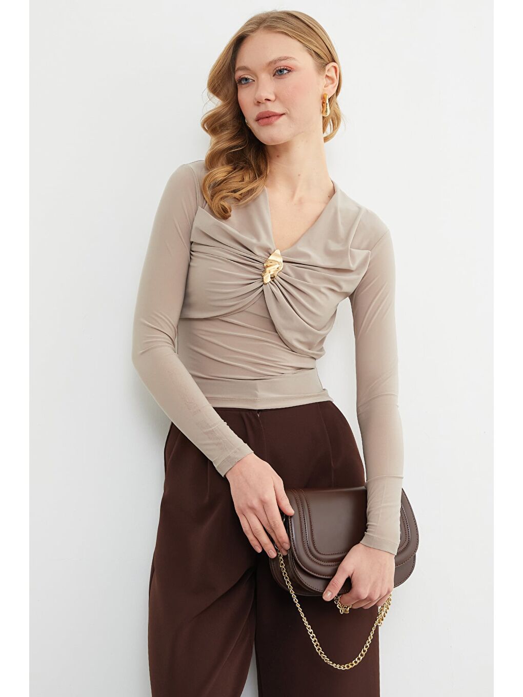 Bej Drapeli Toka Detaylı V Yaka Bluz