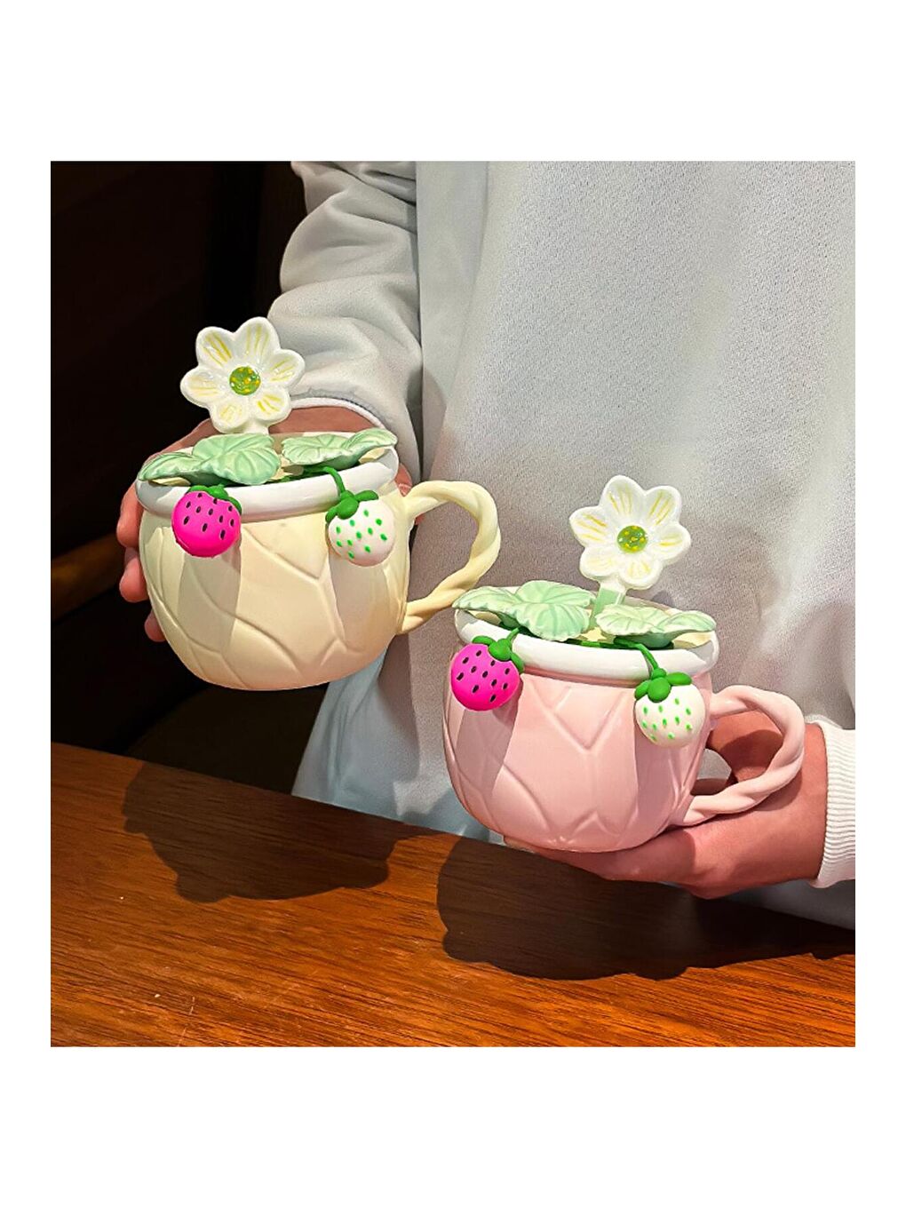 Karışık Çilek Bahçesi Temalı Seramik Kupa