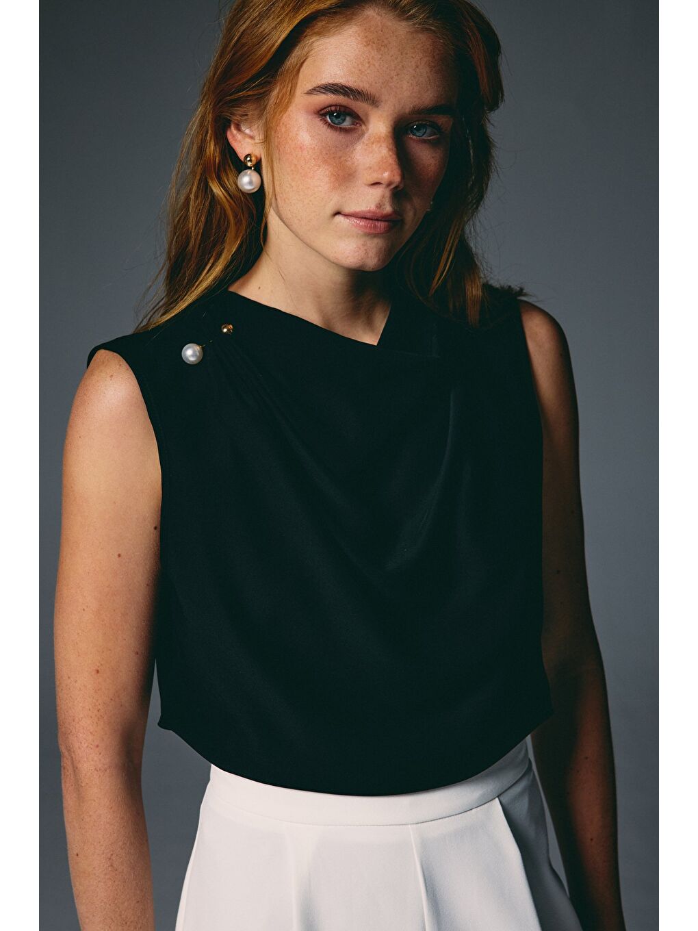 İnci Broşlu Degaje Bluz - Siyah-5